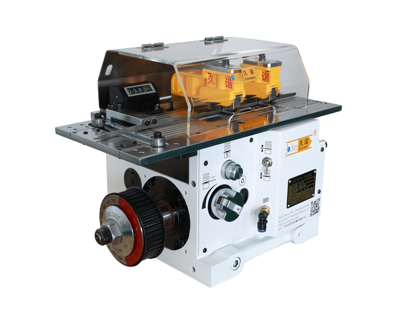 我們在使用沖床送料機(jī)的時候，在工作中需要注意什么?